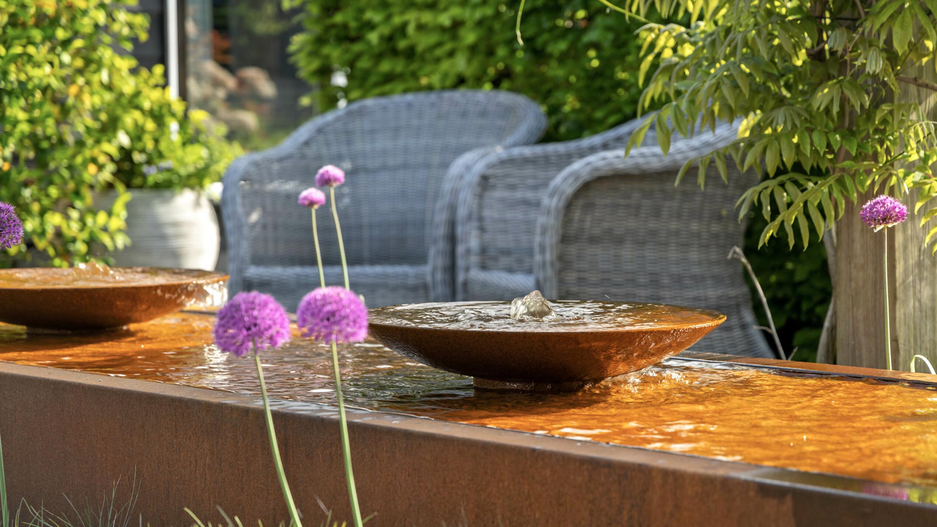 Landelijke_moderne_tuin_close-up_van_tafel